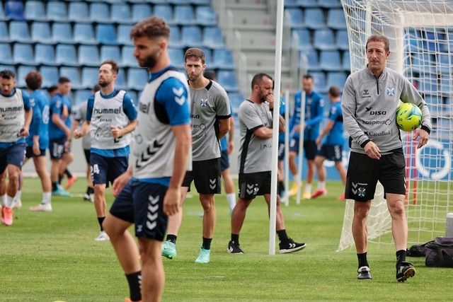 Entrenamiento del CD Tenerife a puerta abierta en el Heliodoro Rodríguez López