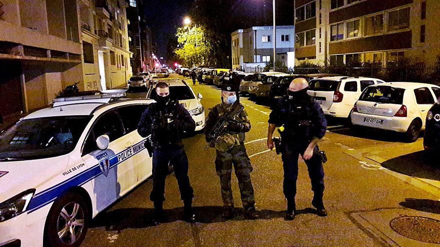 Tres agents de la policia francesa vigilen la zona on es va produir l&#039;atemptat.