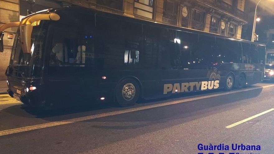 Denunciat un autobús que feia activitat de discoteca per Barcelona amb el conductor drogat