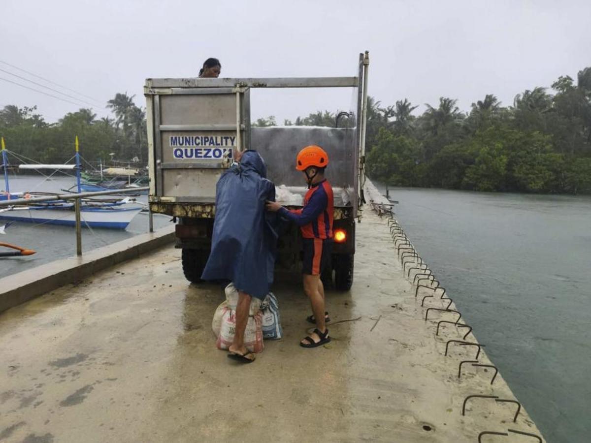 Filipinas evacúa a casi un millón de personas ante la llegada del supertifón Fung-wong.