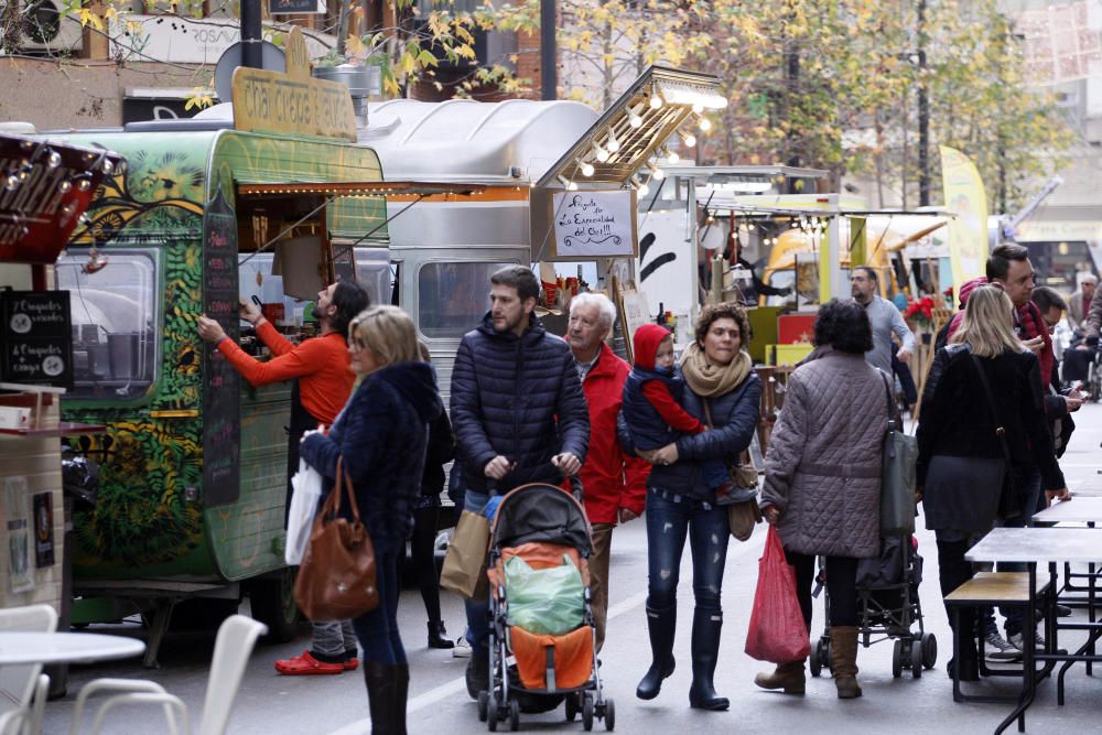 Les «food trucks» omplen de gent el carrer Migdia de Girona