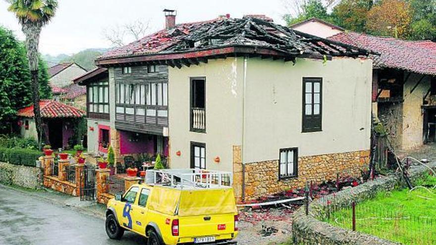 Imagen de la casa, ayer, con gran parte del tejado calcinado.