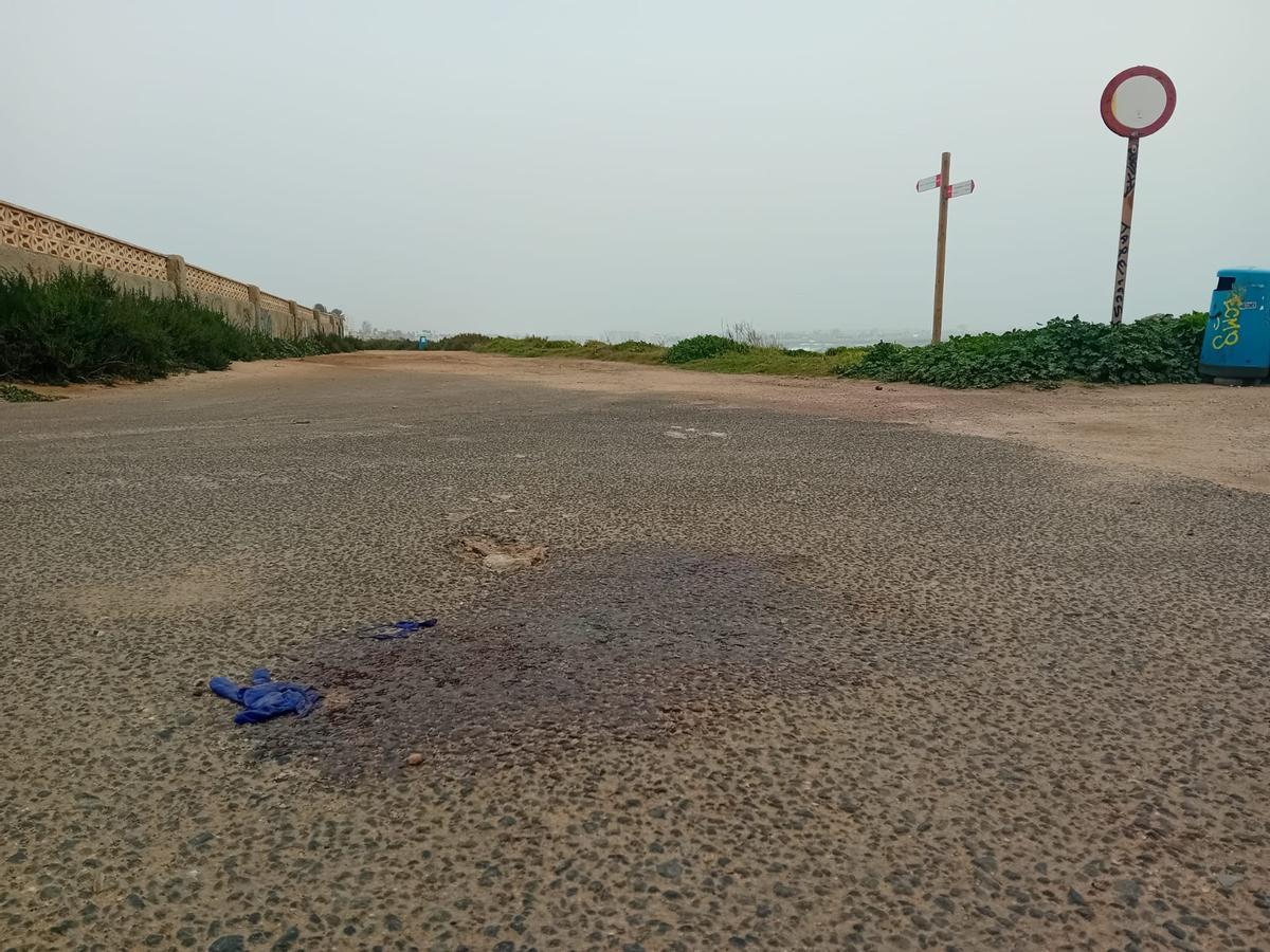Lugar en el que se halló el cuerpo con restos de sangre y guantes sanitarios. Al fondo el camino costero de Ferrís. A la derecha, el mar.