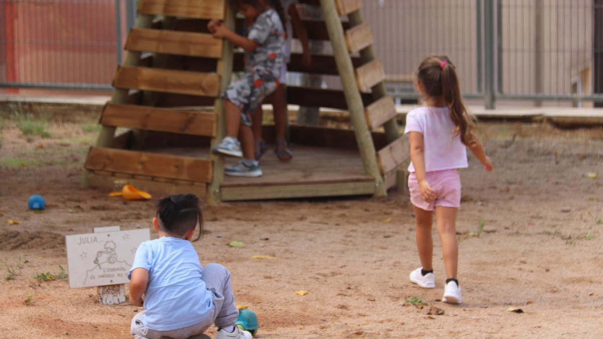 Alumnes d'educació infantil de l'escola de Font de la Pólvora de Girona juguen a l'hora del pati en el primer dia de classe.