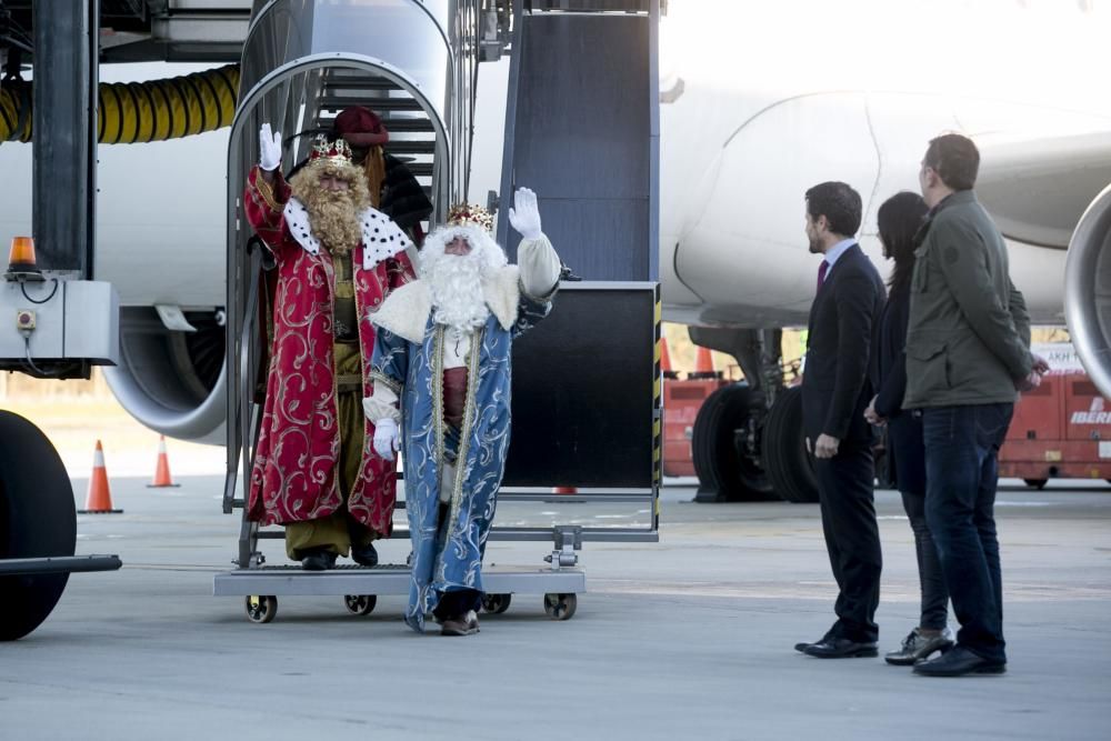 Llegada de los Reyes Magos al aeropuerto de Asturias