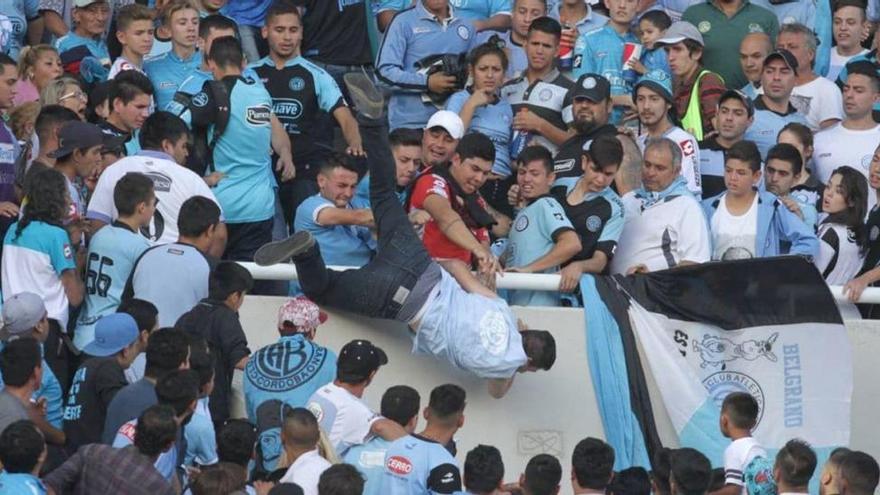 Hinchas argentinos arrojan al vacío a un seguidor que reconoció al asesino de su hermano en la grada