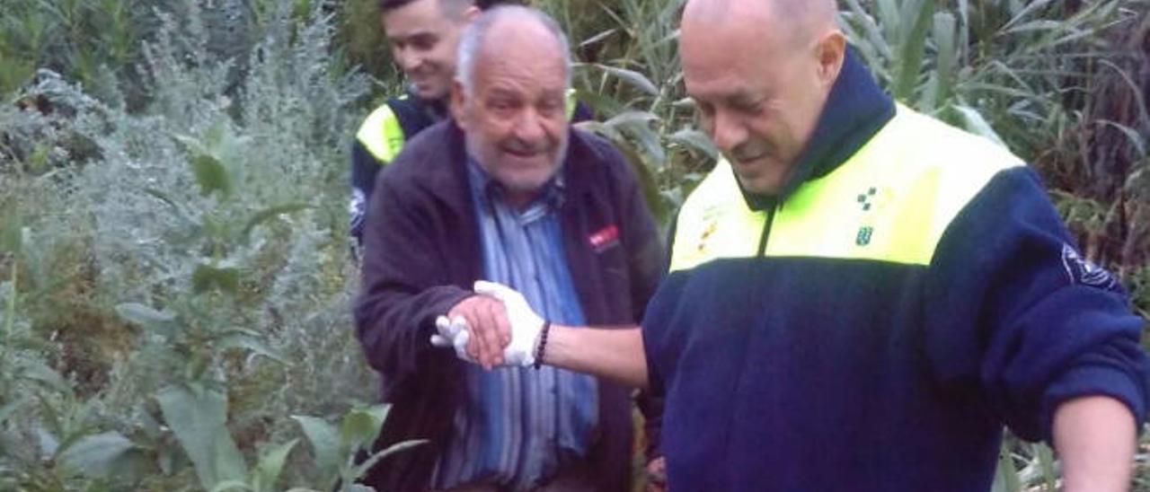 Dos trabajadores del SUC ayudan a un anciano en el Tundidor.