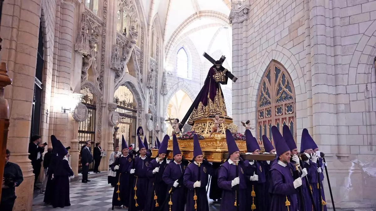 Nuestro Padre Jesús Nazareno entra por la Puerta del Perdón de la Catedral de Murcia