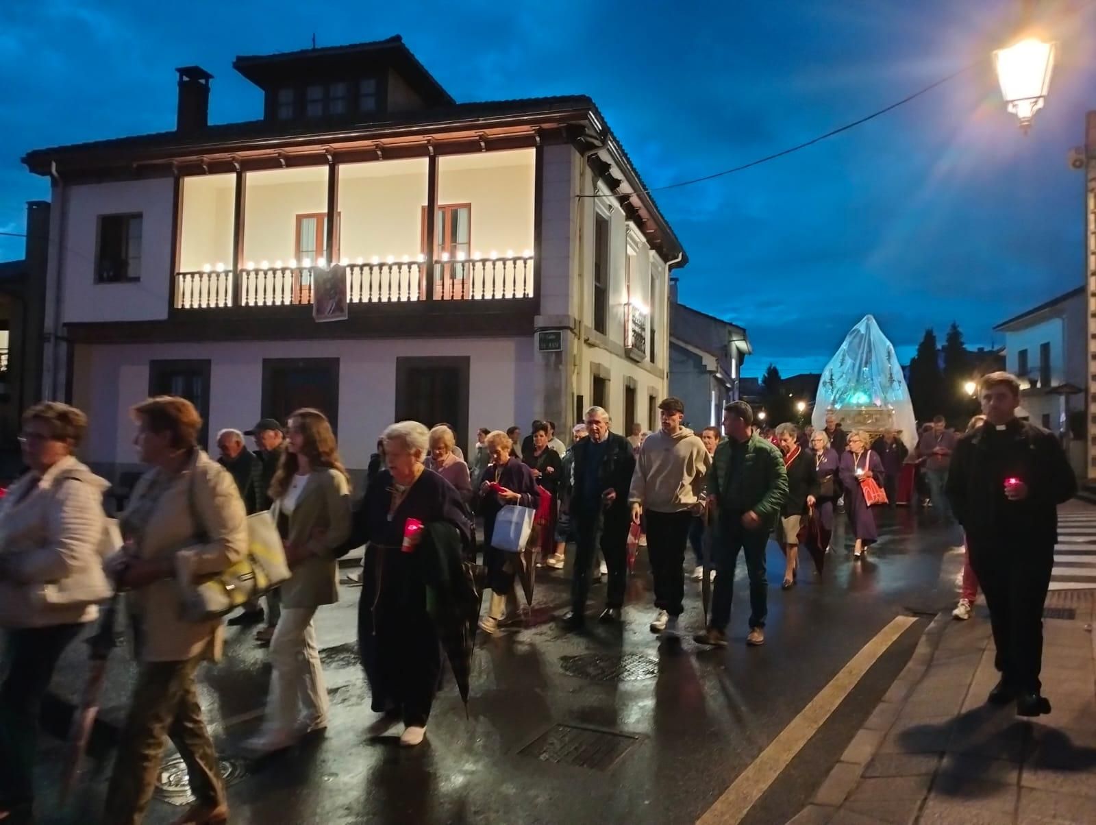 Cientos de personas acompañan al Ecce Homo de Noreña en la procesión de bajada a la iglesia