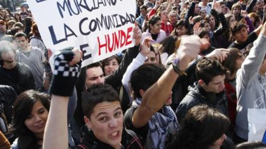 Los estudiantes llevaron hasta la consejería de Educación su rechazo contra los recortes en la Educación para que su futuro no se vea perjudicado.