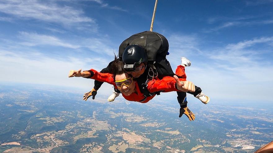 Diana Riba i Tomàs Molina salten en paracaigudes sobre el cel del Bages per alertar de la contaminació atmosfèrica