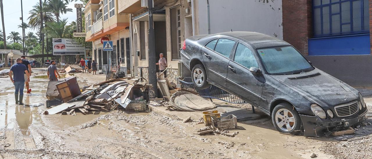 El gran torrente de agua por la rambla de Abanilla causó muchos destrozos en Orihuela.