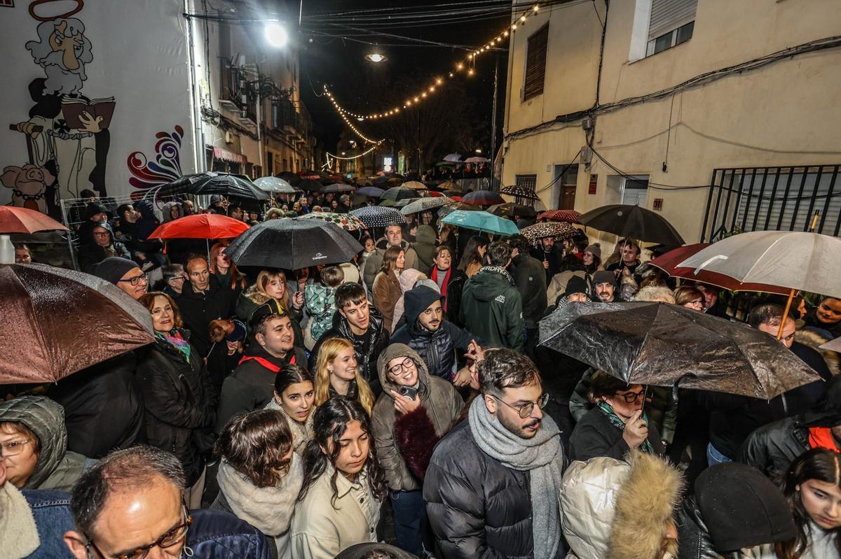 Elda celebra San Antón bajo la lluvia Elda celebra San Antón bajo la lluvia