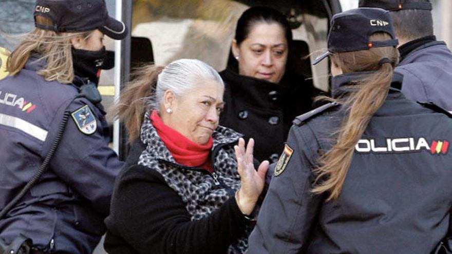 La Paca y La Guapi, custodiadas por la Policía, a su llegada al juicio.