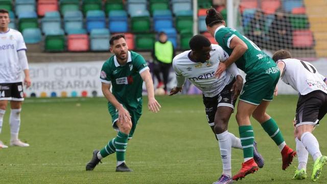 Willy Ibáñez, del Coruxo, rodeado por dos jugadores del Salamanca en el partido de ayer. | Salamanca CF UDS