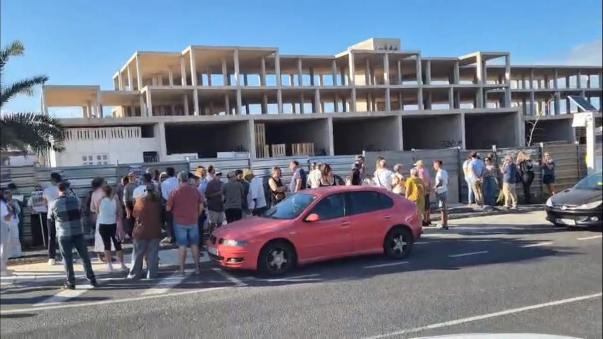 Protesta antiokupa frente al hotel ilegal de la parcela 216 en Costa Teguise (Lanzarote)