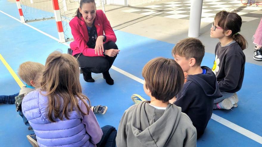 La concejala de Educación, María España, en una visita a una de las 'escoletes' de Pascua.