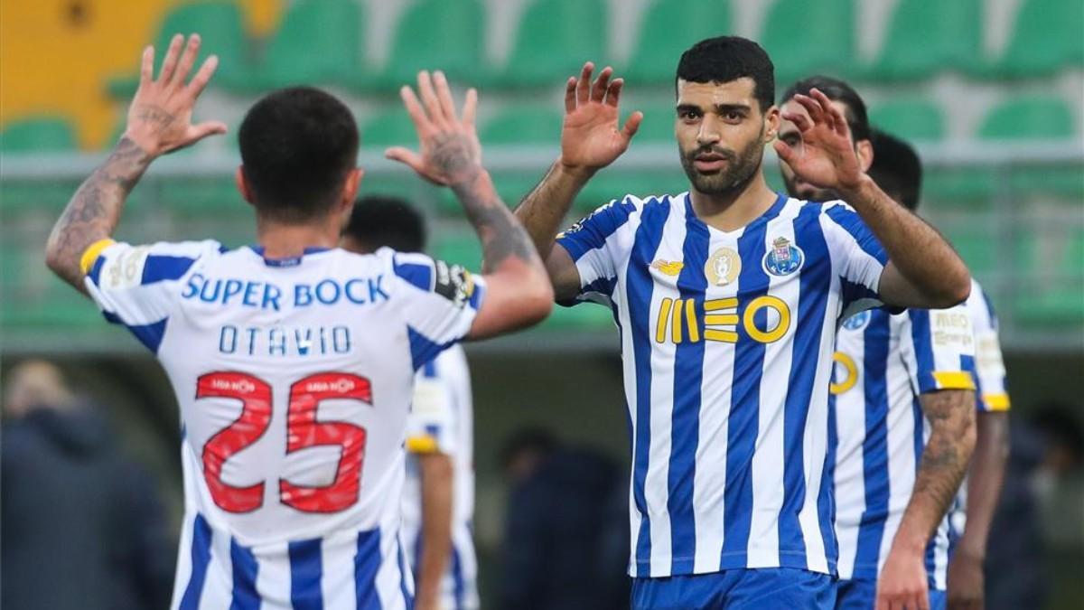 Otávio y Mehdi Taremi celebran un gol para el Porto esta temporada.