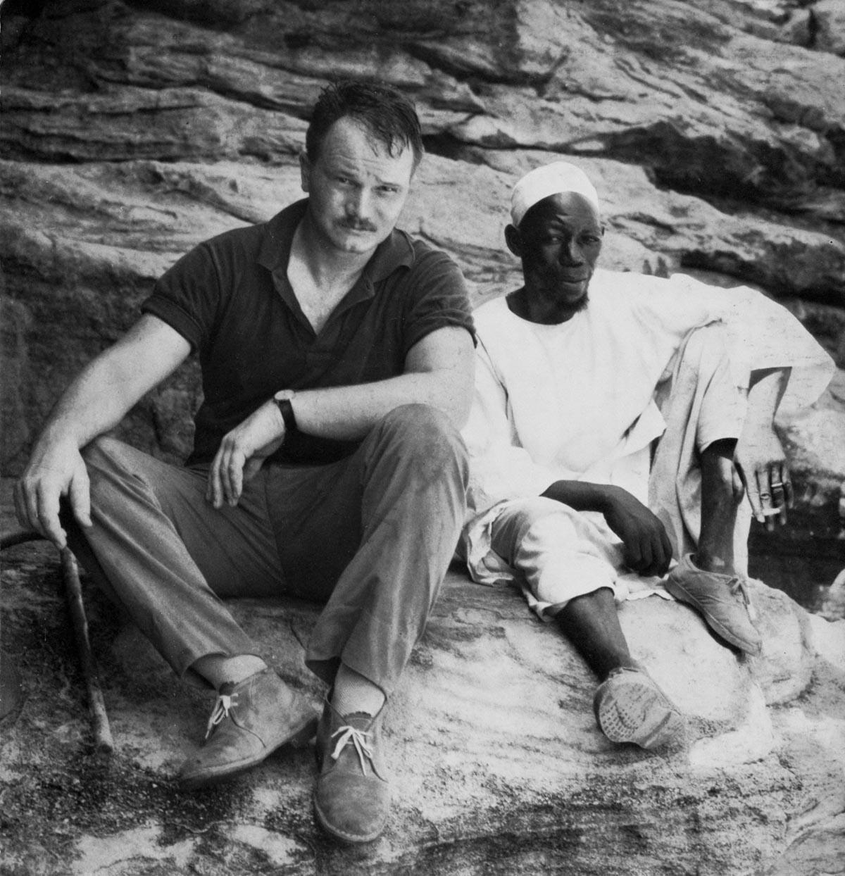 El escultor Franco Monti y su guía dogón, el jefe Doró Bará, en Mali en 1960.