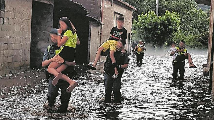 Las lluvias convierten en ríos las calles en Navarra y dejan un joven fallecido