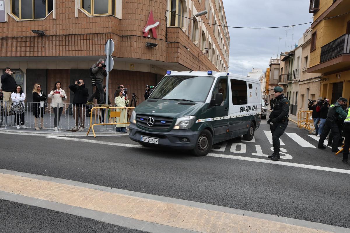 Gritos y mucha tensión al pasar el vehículo con el detenido por delante de la casa del niño asesinado en Sueca
