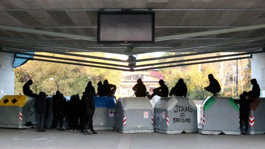 Un grup de 300 alumnes de la UAB talla els accessos al Campus de Bellaterra