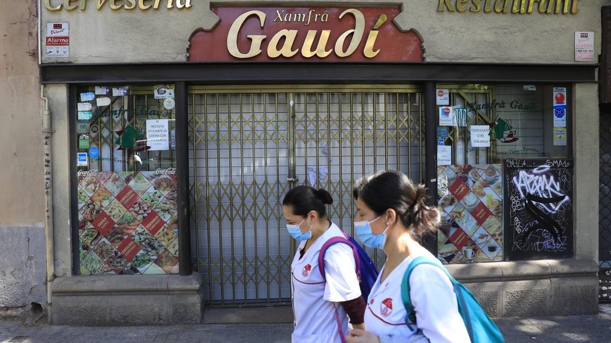 Un bar cerrado en los alrededores de la Sagrada Família, en Barcelona.