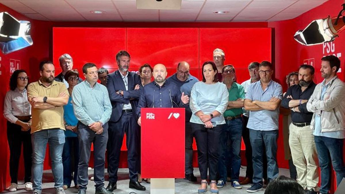 El secretario de Organización del PSdeG, José Manuel Lage, junto a los alcaldes socialistas