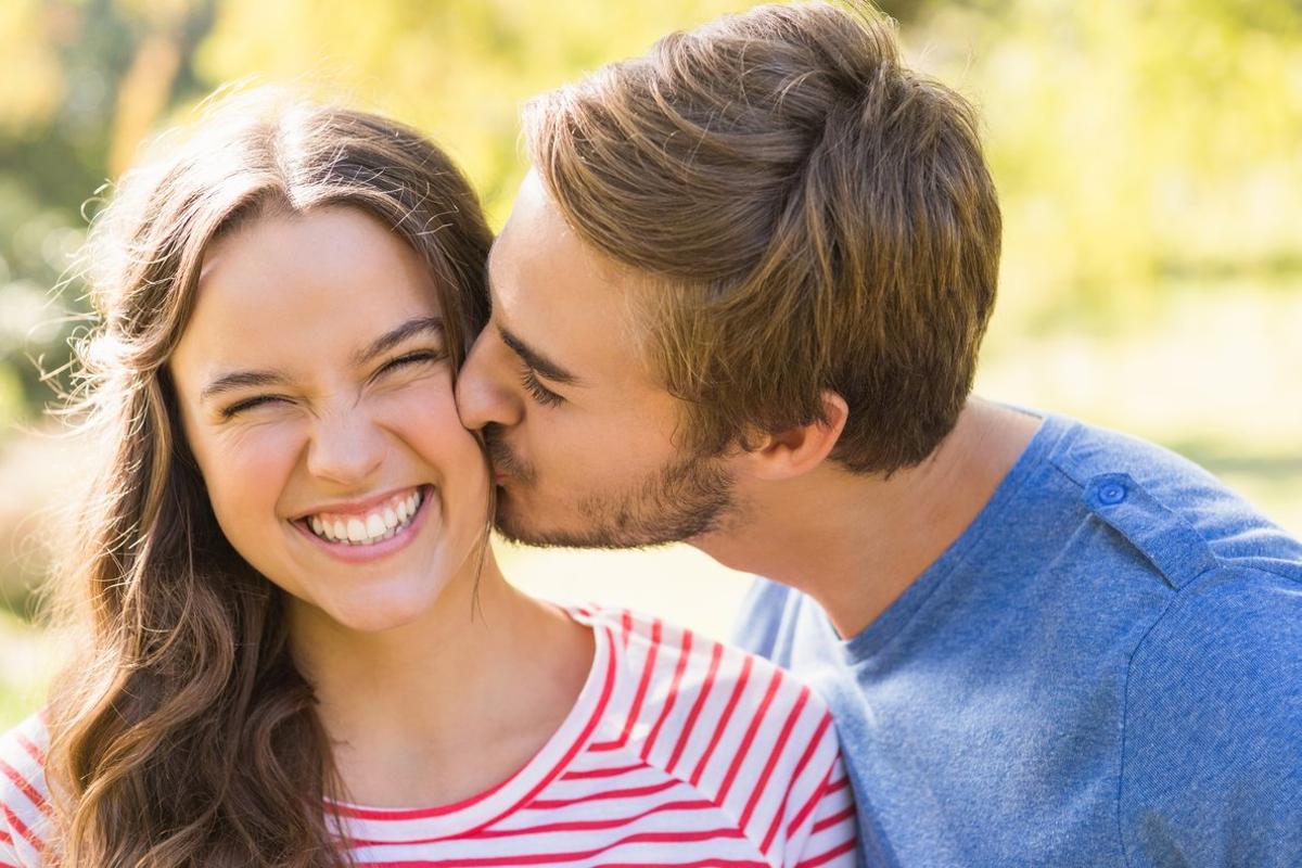 BAJADA DE 123RF EN FEBRERO DEL 2019. PAREJA SIMPATICA BESANDOSE EN UN DIA SOLEADO. PAREJA, PAREJAS, ROMANTICO, ROMANTICISMO, SAN VALENTIN, AMOR, BESO, CARIÑO. Cute couple kissing in the park on a sunny day. AUTOR: WAVEBREAK MEDIA / 123 RF