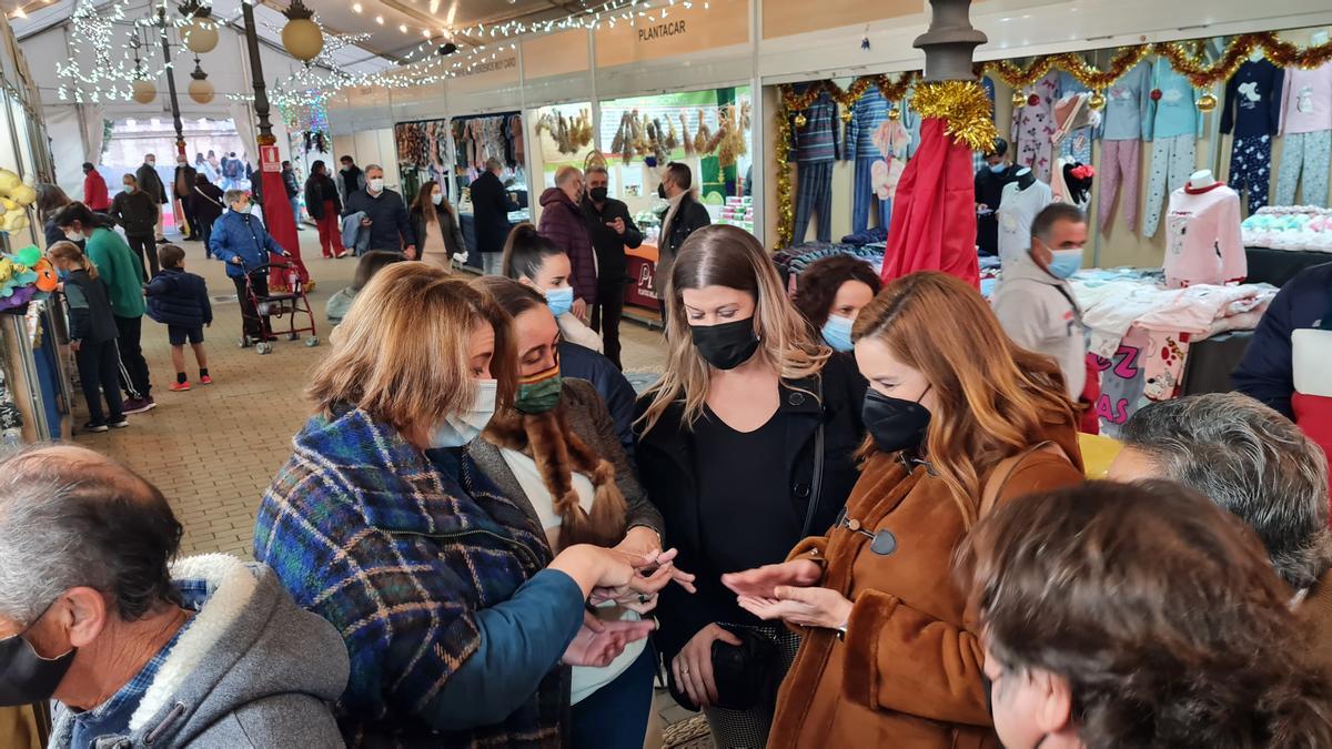 Ambiente en las carpas navideñas de La Victoria en su día d einauguración