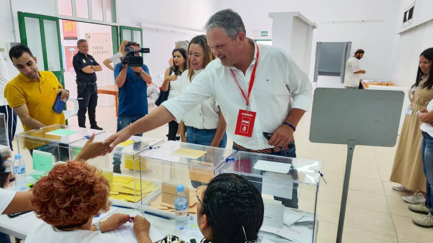 María Dolores Corujo con Alfredo Mendoza, candidato del PSOE al Ayuntamiento de Arrecife.jpg