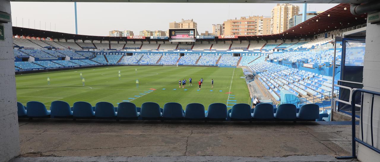 Panorámica del estadio municipal de La Romareda durante un entrenamiento del Real Zaragoza