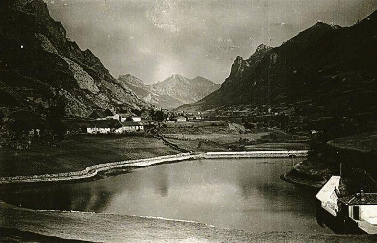 El embalse construido cerca de la localidad somedana de Valle de Lago, de donde parte la derivación de aguas hacia 
la central hidroeléctrica.