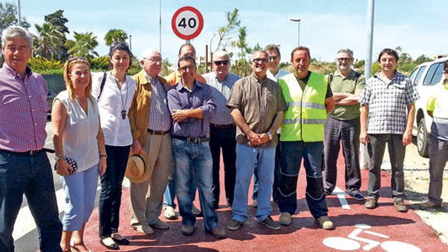 La comitiva política ayer en la nueva rotonda de Son Floriana.