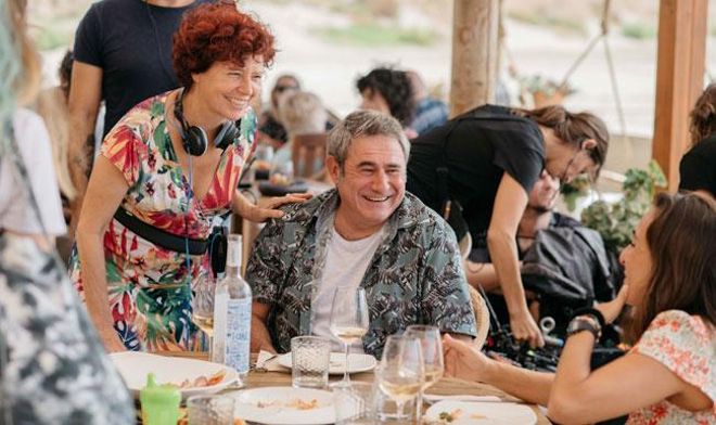 Bollain junto a los actores Eduard Fernández y Candela Peña en 'La boda de Rosa'.