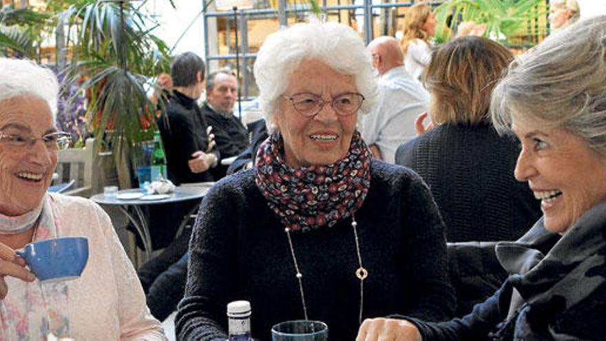 Ihnen gehen die Themen so schnell nicht aus: Ingrid Kubnick, Renate Pons Riutort und Christine Ille (v. li.) bei ihrem Kaffeekränzchen im Rialto Living in Palma.