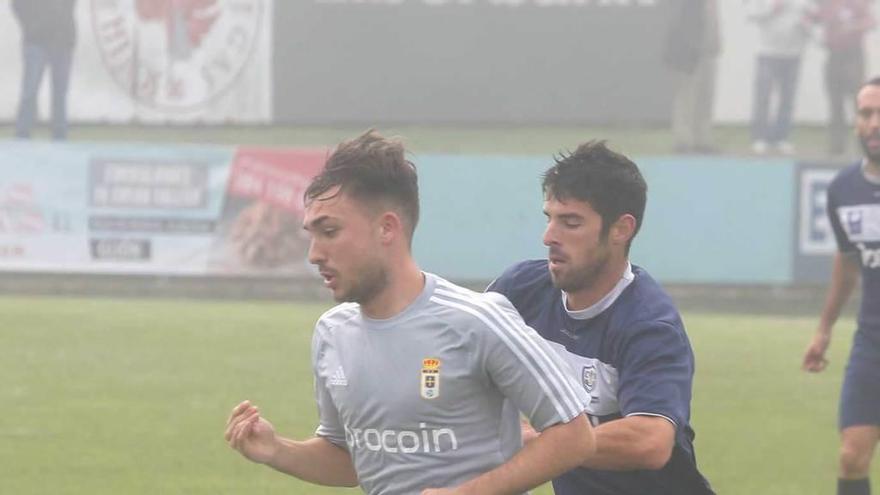 Pablo Hernández pelea un balón con un jugador del Oviedo B.