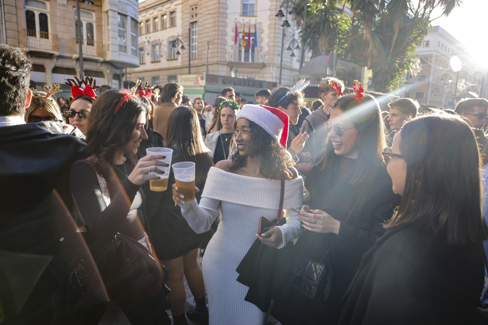 Las calles de Cartagena vibran con el 'tardeo' de Nochebuena