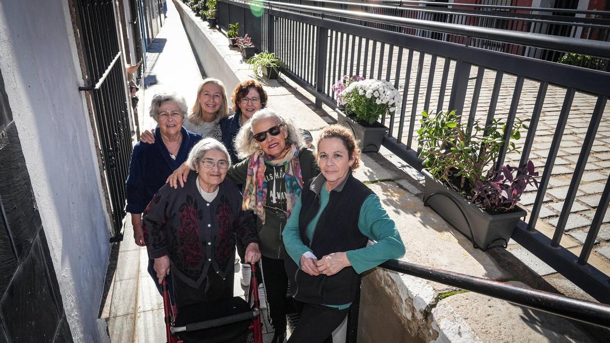 Fernanda, Lali, Choni, Mari Carmen, Marisa y Pepi, vecinas de Joaquín Sama que participan en la iniciativa.