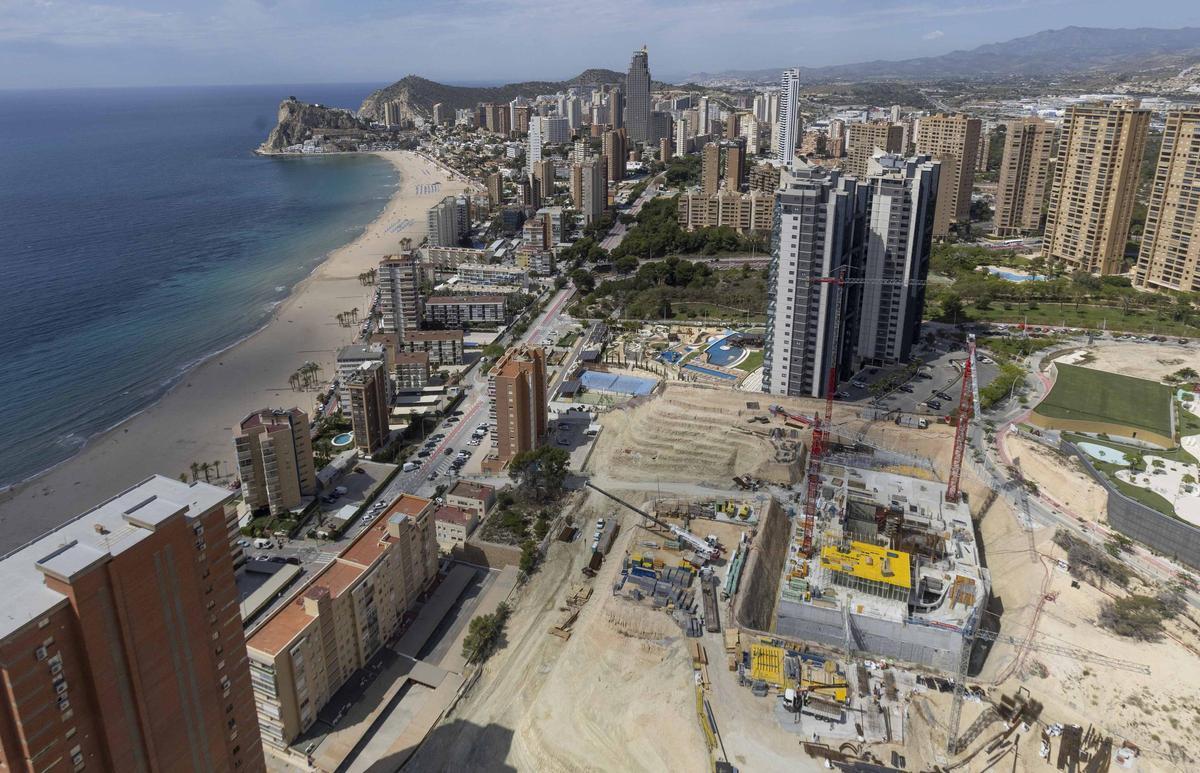 Benidorm sienta la base del rascacielos residencial más alto de Europa Benidorm sienta la base del rascacielos residencial más alto de Europa