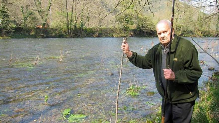 José Avelino Aparicio, «Nené», en el pozo Carvajal del río Narcea donde hace 50 años se pescó el salmón récord.