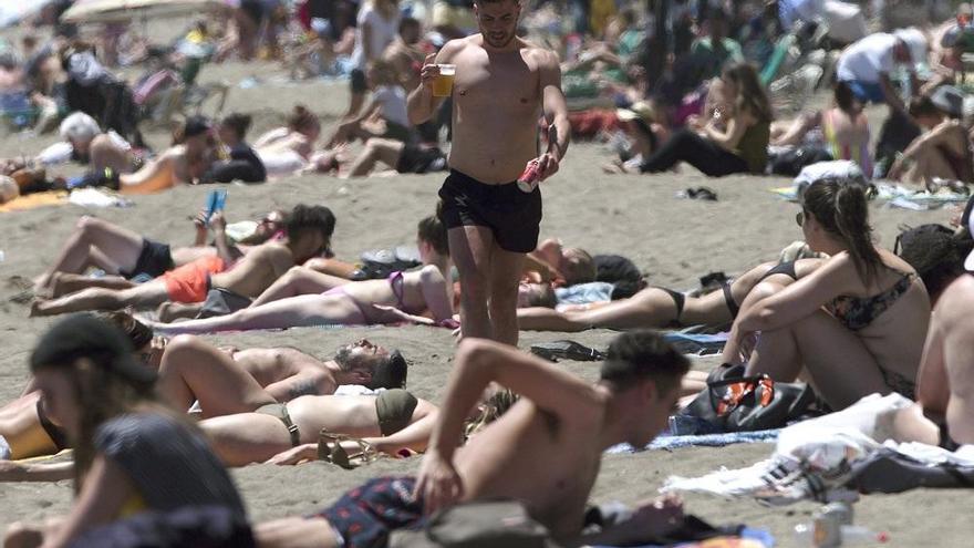 Numerosas personas toman el sol en la playa de la Malagueta, el pasado fin de semana.