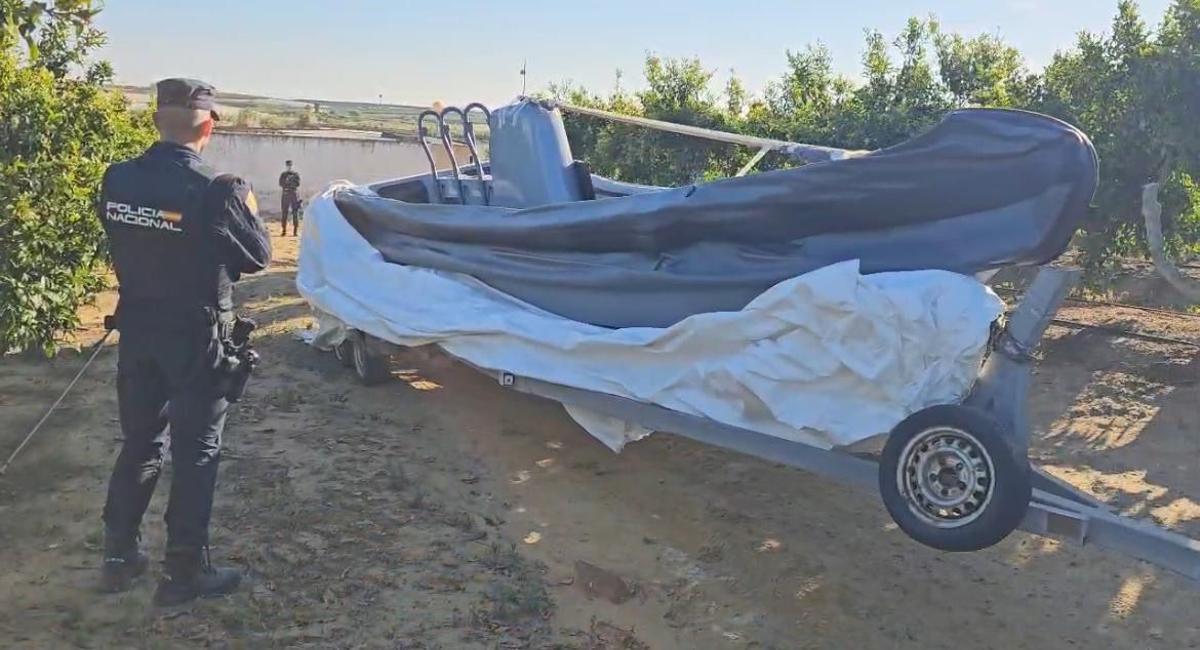 Imagen de la lancha narco incautada por el grupo GRACO.