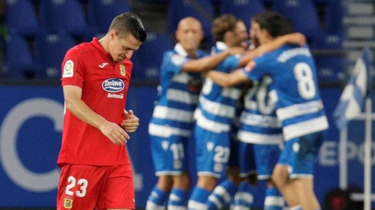 Los jugadores del Deportivo celebran ante José Francisco Agulló, del Fuenlabrada, durante el partido aplazado de la Liga SmartBank en el estadio de Riazor