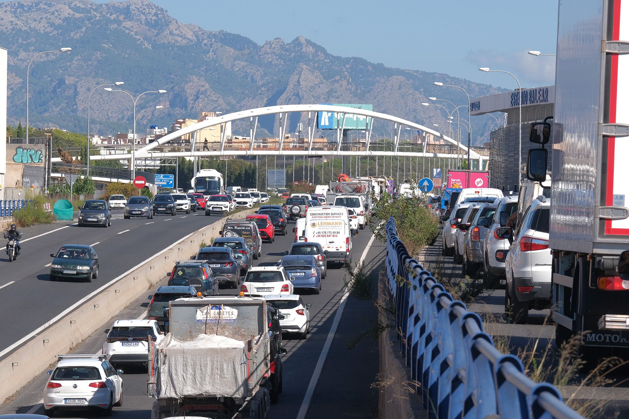 FOTOS: Monumental atasco en la Vía de Cintura de Palma por el vuelco de un coche