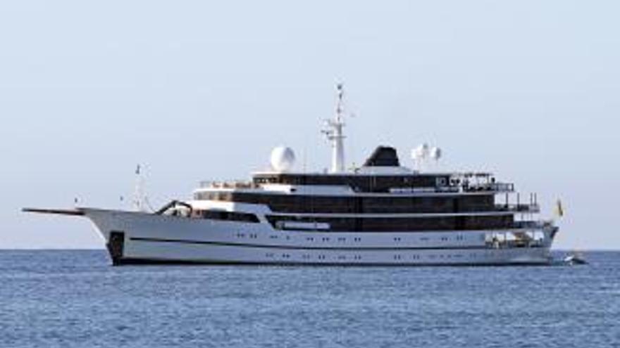 Zur Yacht umgebautes Wetterschiff ankert vor Palma