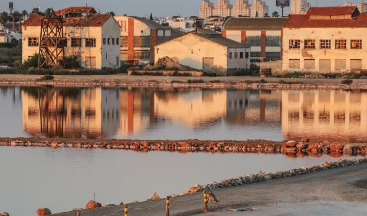 Instalaciones de la &quot;química&quot; en las salinas de Torrevieja