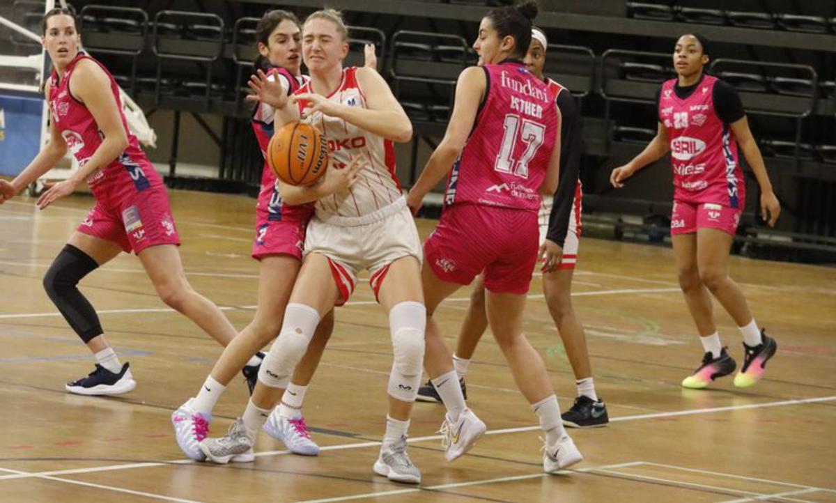 Una acción del ADBA-Siroko disputado ayer en Avilés.  | MARA VILLAMUZA