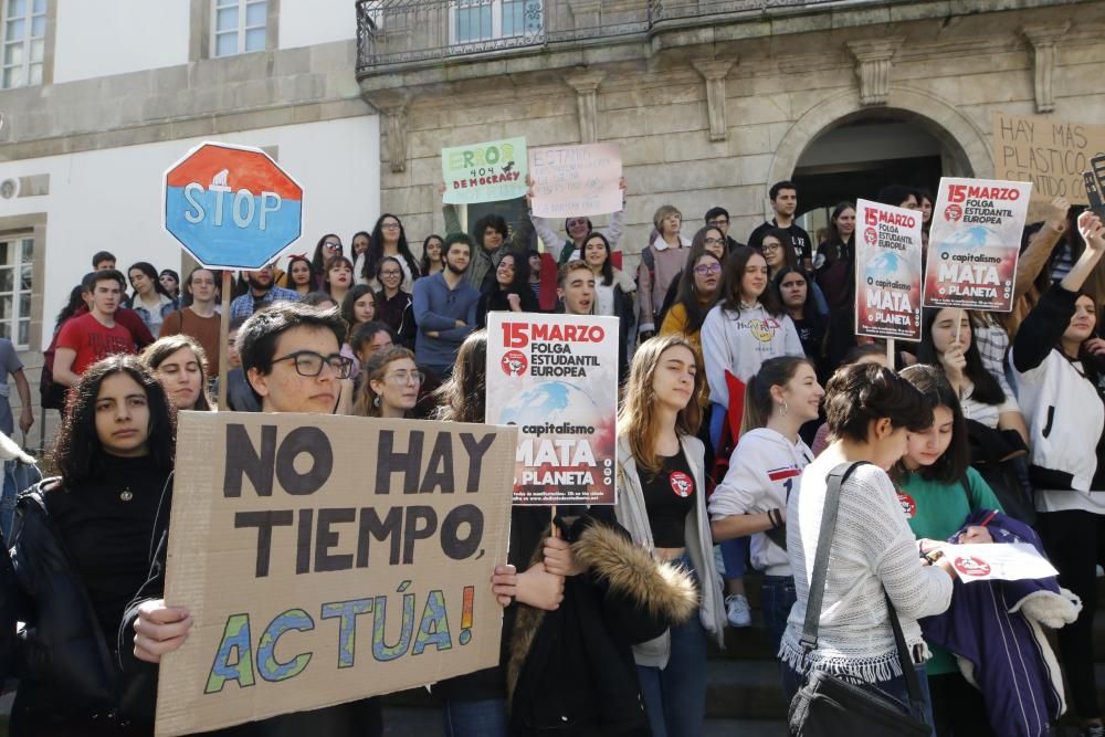 Decenas de jóvenes reivindican su 15-M en Vigo. // Alba Villar