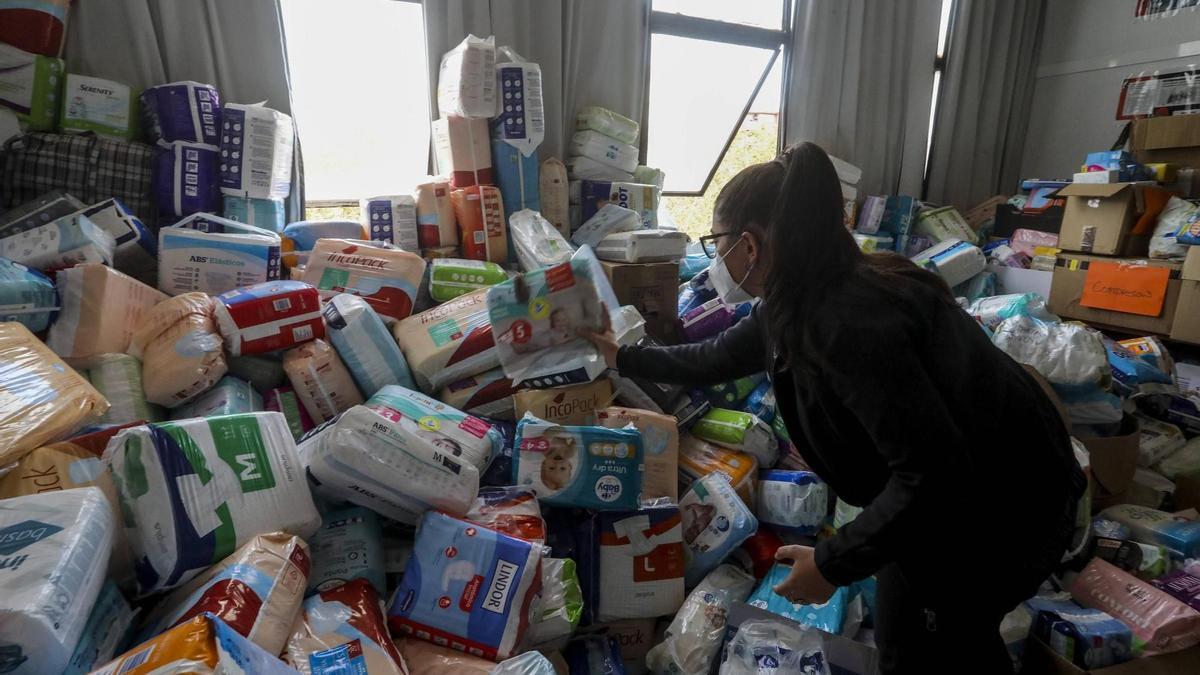 Voluntarios en el barrio de Parque Alcosa.